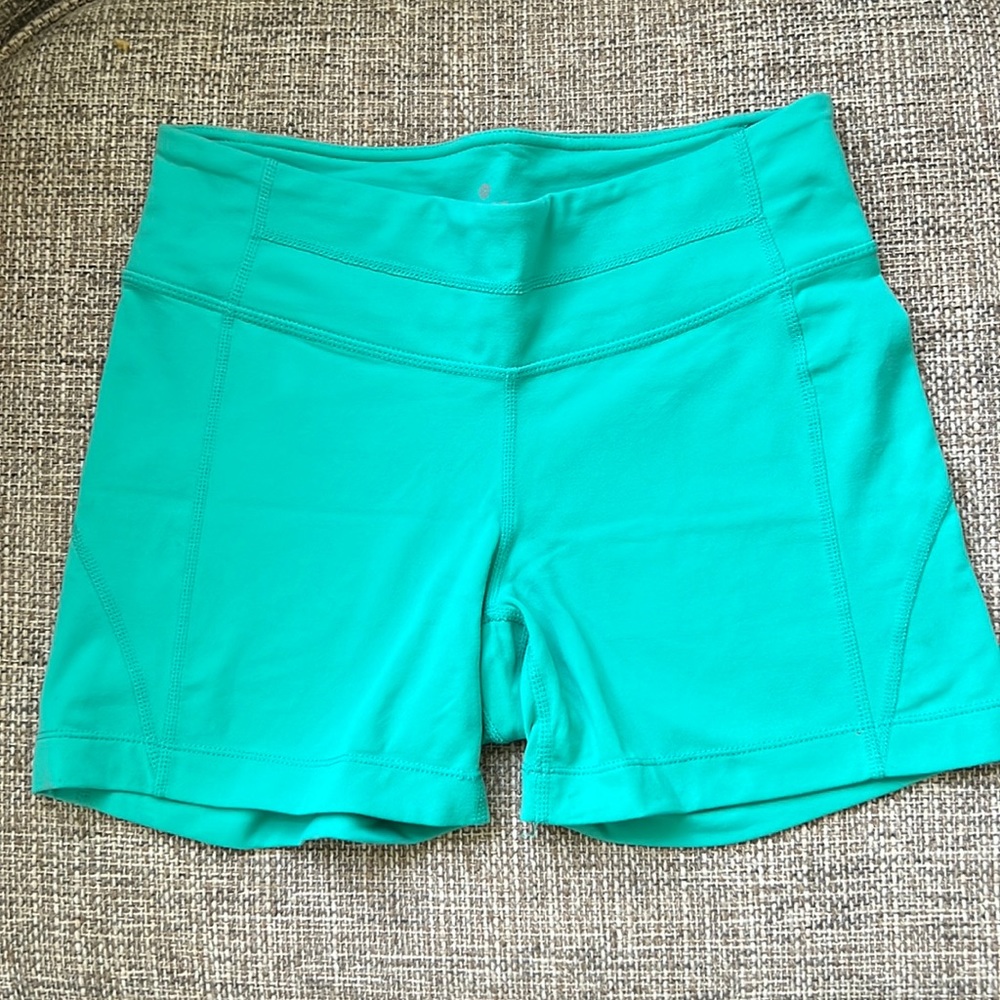 Athleta kickbooty 2 yoga shorts